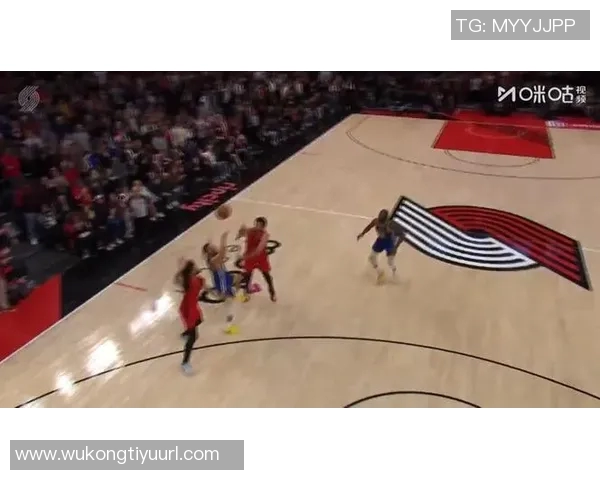 布朗尼被包夹失误库里反击背传希尔德意外失球引发争议